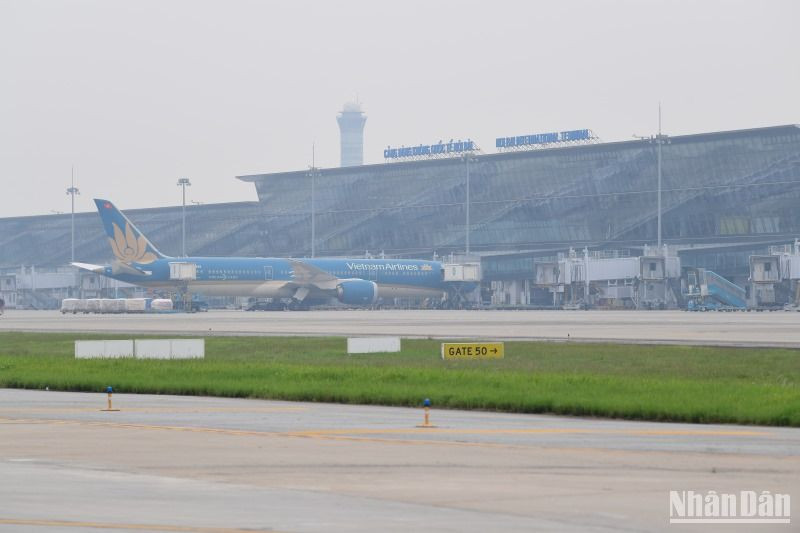 Sương mù dày đặc cản trở tầm nhìn làm nhiều chuyến máy bay không thể cất-hạ cánh.