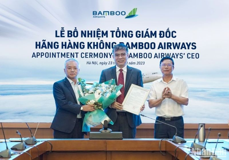 Tân Tổng Giám đốc Bamboo Airways Lương Hoài Nam (giữa) nhận Quyết định bổ nhiệm và hoa từ Chủ tịch Hội đồng quản trị Bamboo Airways Lê Thái Sâm (ngoài cùng bên phải) và Phó Chủ tịch Thường trực Hội đồng quản trị Phan Đình Tuệ.