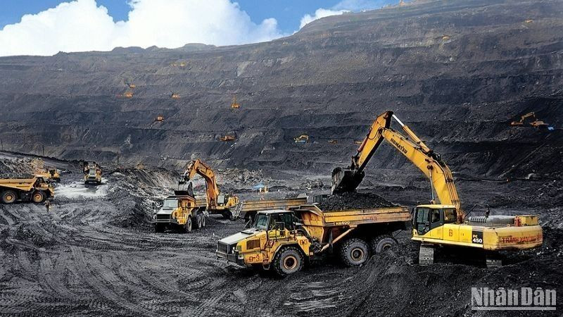 Khai thác than lộ thiên tại một đơn vị thuộc TKV.