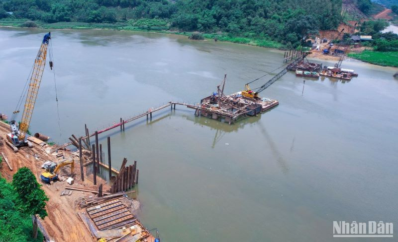 Tại công trình cầu Hàm Yên, đến nay 2 trụ cầu đã vượt khỏi mặt nước.