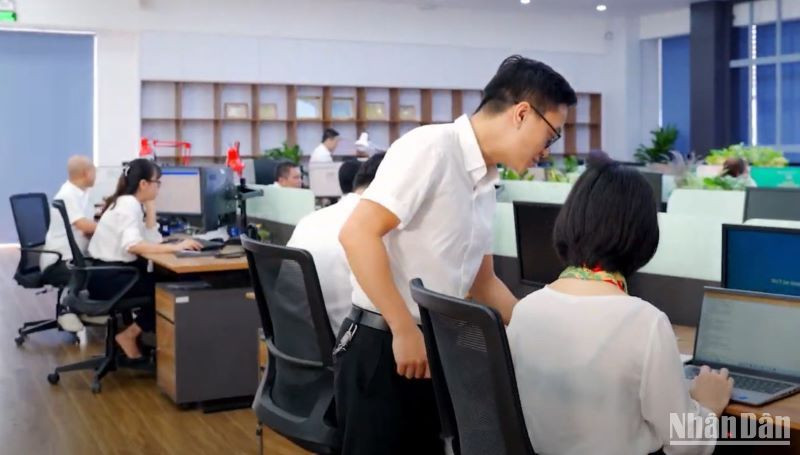 Trực ban trưởng Trung tâm Điều hành khai thác bay của Vietnam Airlines cùng các cán bộ bàn biện pháp xử lý một tình huống phát sinh.