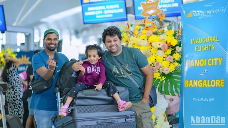Hành khách vui mừng được bay trên chuyến bay thẳng kết nối Hà Nội với Bengaluru.