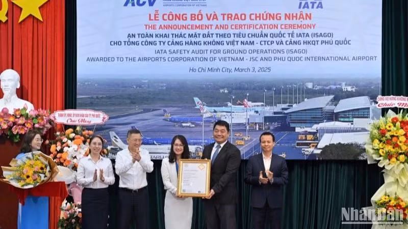 Đại diện lãnh đạo IATA trao chứng nhận ISAGO cho đại diện lãnh đạo ACV.