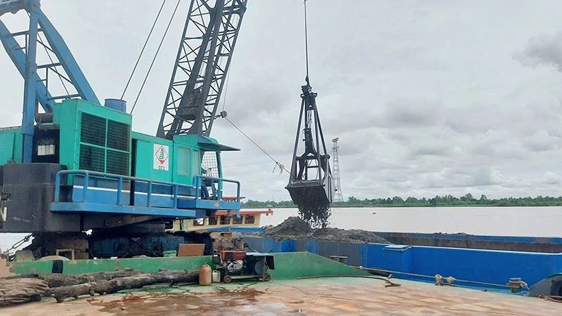 Khai thác cát phục vụ thi công đường cao tốc Cần Thơ-Cà Mau.