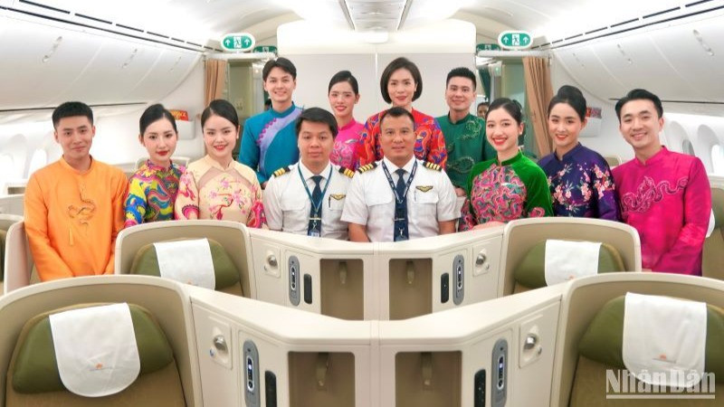 Toàn bộ phi hành đoàn (gồm Phi công và Tiếp viên) đều là những người tuổi Tỵ với mong muốn mang đến những điều tốt đẹp nhất cho hành khách trong năm mới.