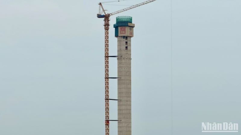 Đài Kiểm soát không lưu (ATCT) Long Thành đã hoàn thành phần bê-tông cốt thép đến cos 107,88m, vượt tiến độ kế hoạch hai tháng.