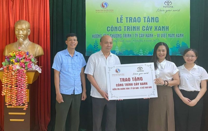 Trao tặng cây xanh cho tỉnh Hà Tĩnh