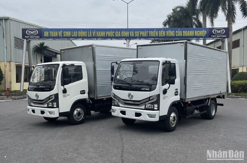 2 mẫu xe tải nhẹ đô thị Captain E250 và E350.