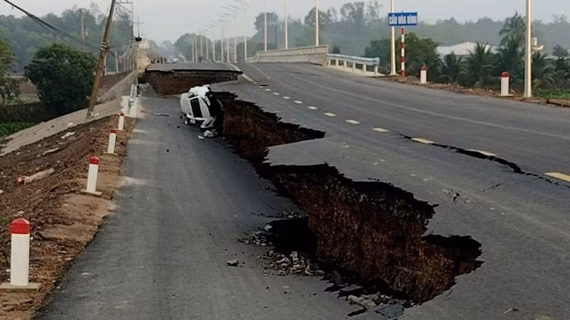 Đường dẫn cầu Hòa Bình (tỉnh Tây Ninh) bị sụt lún.