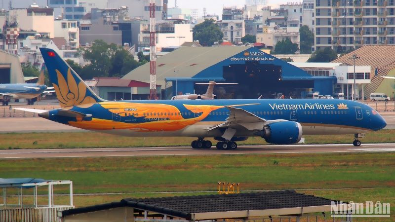 Hãng hàng không Quốc gia chính thức công bố chiếc máy bay Boeing 787 với thiết kế đặc biệt, mang hình ảnh chim Lạc - biểu tượng văn hóa thiêng liêng, gắn liền với cội nguồn dân tộc và khát vọng trường tồn của người.