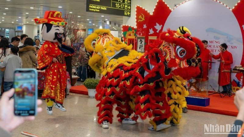 Biểu diễn múa lân tại Cảng Hàng không quốc tế Nội Bài.
