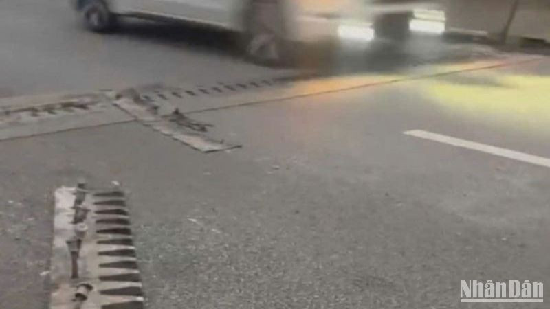 Khe co giãn trên mố phía bắc cầu sông Nhơm (Km341+182) trên tuyến bị bung khoảng 18 giờ 30 phút ngày 6/2.