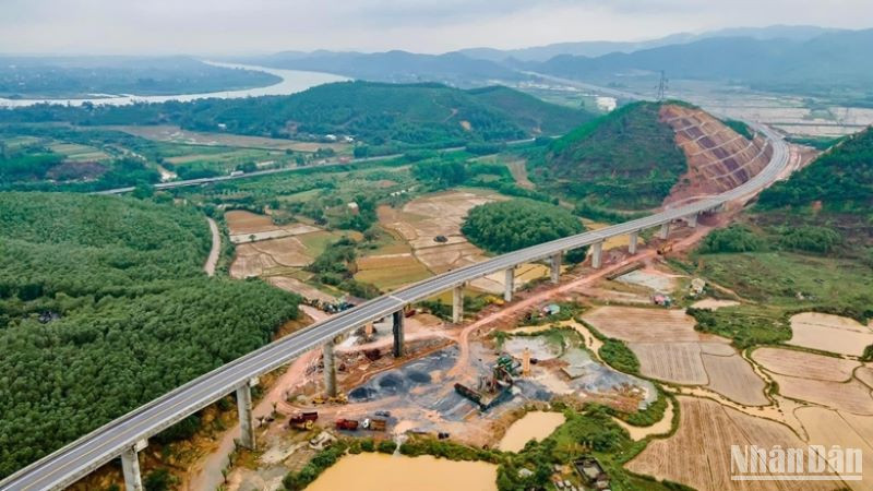 Địa hình tuyến cao tốc Cam Lộ-La Sơn đồi dốc, mặt cắt nhỏ (2 làn), khi xảy ra sự cố, tai nạn thường gặp khó khăn trong cứu hộ, cứu nạn và tiềm ẩn nguy cơ thương vong lớn.