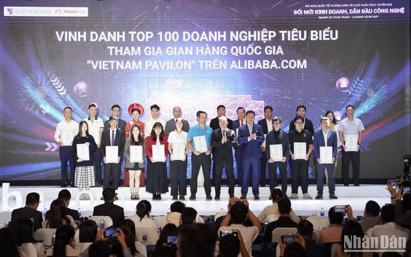 Vinh danh Top 100 doanh nghiệp tiêu biểu tham gia Gian hàng quốc gia.