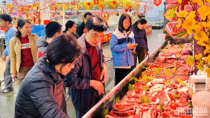 Người dân tranh thủ mua sắm thịt heo tại GO!, Big C...