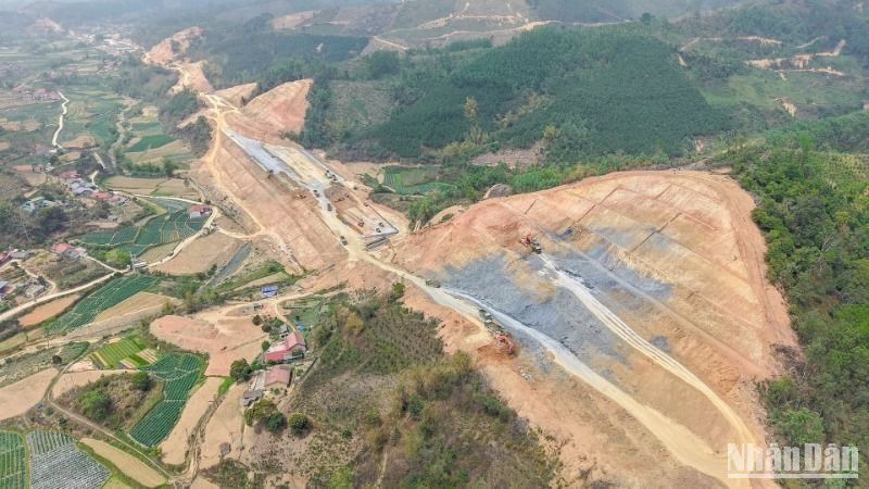 Công trường thi công gói thầu EC03 tại lý trình Km 39+500, dự án đường cao tốc Hữu Nghị-Chi Lăng, nhà thầu phải xẻ núi từ độ cao 70 m so với mặt đường, tiến hành giật cấp "8 mái, 9 cơ" chống sạt trượt.