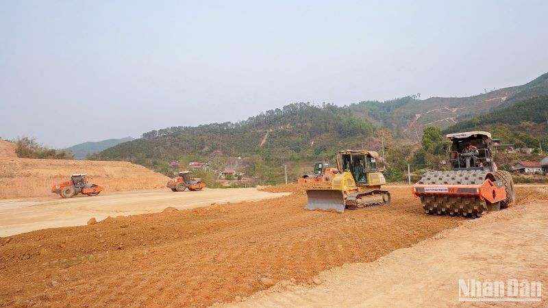 Các nhà đầu tư, nhà thầu đang nỗ lực ngày đêm cho mục tiêu thông tuyến 2 dự án đường cao tốc Đồng Đăng-Trà Lĩnh và Hữu Nghị-Chi Lăng trong năm nay theo chỉ đạo của Thủ tướng Chính phủ.
