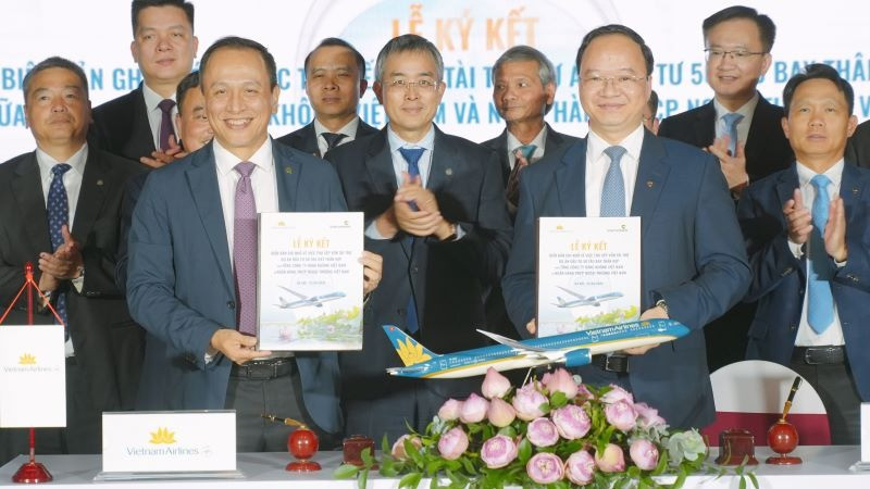 Vietnam Airlines và Vietcombank chính thức ký MOU về việc hợp tác thu xếp vốn cho dự án đầu tư 50 máy bay thân hẹp.