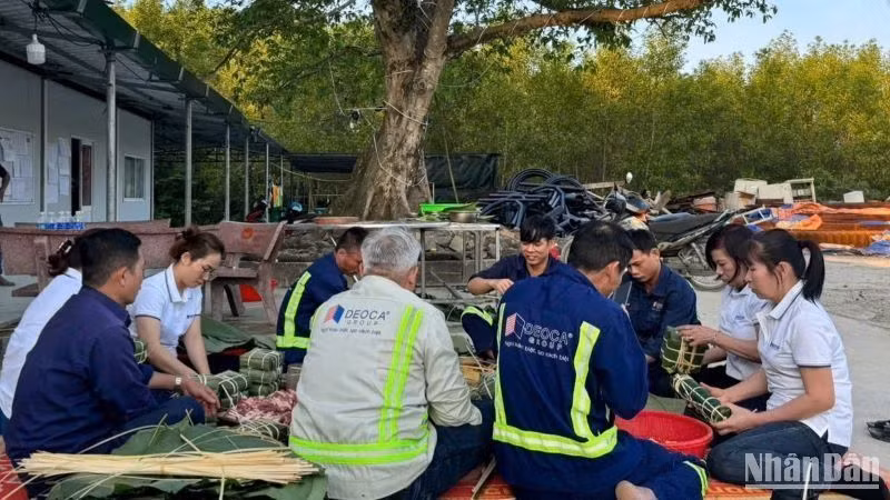 Không khí Tết tại công trường cũng rộn ràng với cây nêu, bếp lửa đun nồi bánh chưng nghi ngút, và những món ăn mang đậm hương vị Tết cổ truyền được chuẩn bị kỹ lưỡng.