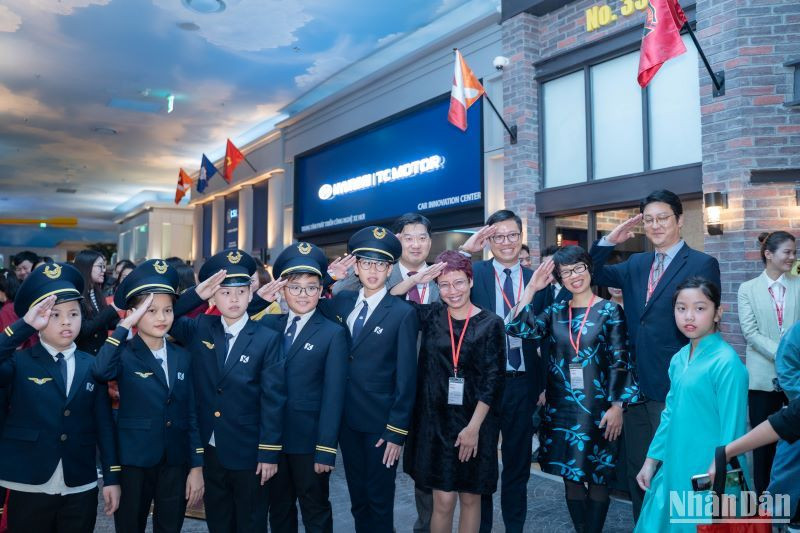 Thông qua những trải nghiệm ấn tượng và có tính giáo dục cao, Học viện hàng không hứa hẹn sẽ là điểm đến hàng đầu cho trẻ khi đến KidZania Hà Nội, đặc biệt với những bạn nhỏ yêu thích khám phá bầu trời.