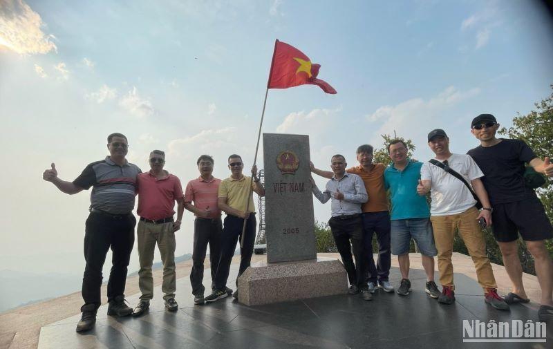 Trên mảnh đất biên cương, lãnh thổ thiêng liêng của Tổ quốc, mỗi người con nước Việt đều dâng lên niềm tự hào.