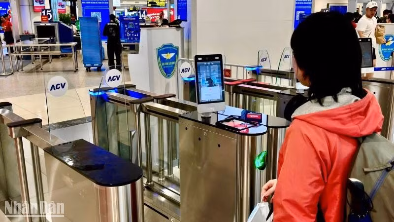 Hành khách có tài khoản định danh mức 2 có thể đăng nhập ứng dụng VNeID, đặt mua vé bay Vietjet và làm thủ tục check-in trực tuyến và xác thực sinh trắc học (eKYC) để qua cửa an ninh cũng như cửa ra tàu bay.