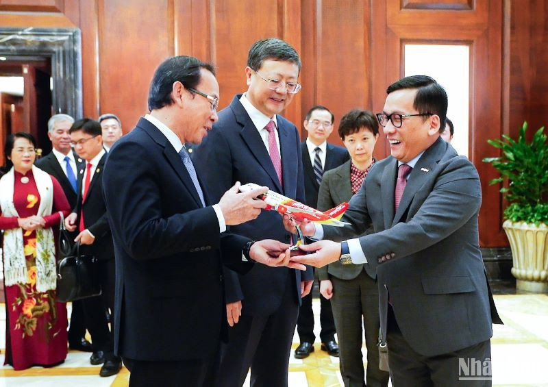 Bí thư Thành uỷ Thành phố Thượng Hải Trần Cát Ninh và Bí thư Thành uỷ Thành phố Hồ Chí Minh Nguyễn Văn Nên chúc mừng đường bay mới của Vietjet.