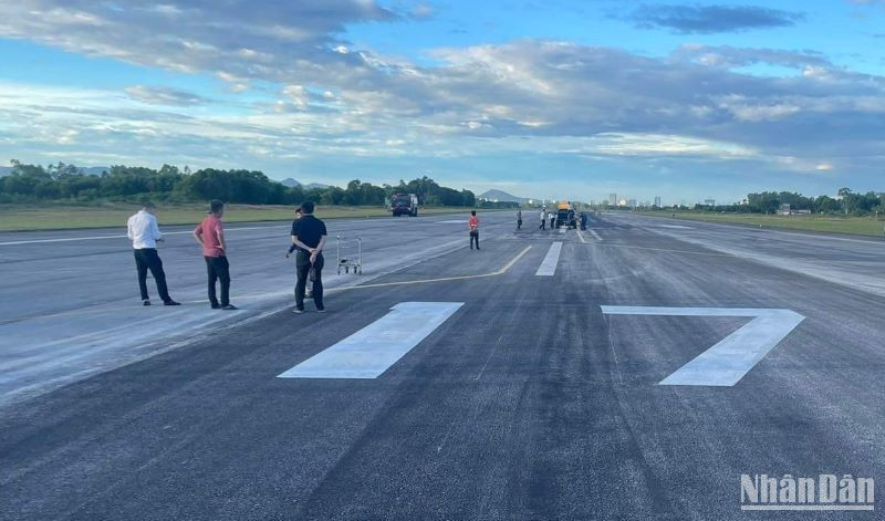 Đường băng bị sự cố bong bật bê-tông nhựa đã được trám vá lại, đủ điều kiện khai thác.
