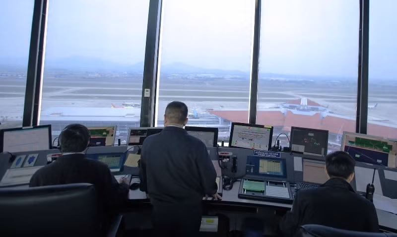 Hoạt động của kiểm soát viên không lưu tại sân bay Nội Bài.