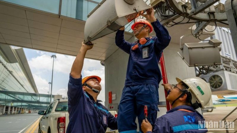 Nhân viên kỹ thuật Cảng Hàng không quốc tế Nội Bài thay thế, bảo dưỡng bóng đèn thường xuyên.