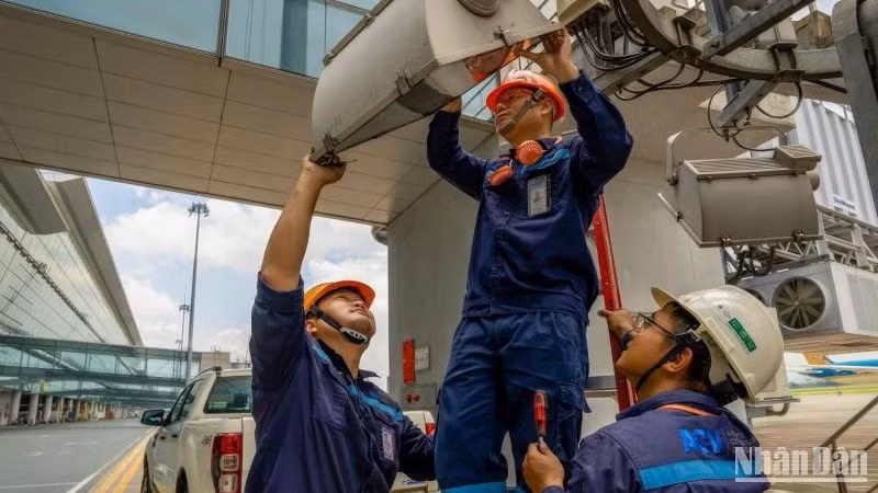 Nhân viên kỹ thuật Cảng Hàng không quốc tế Nội Bài thay thế, bảo dưỡng bóng đèn thường xuyên.