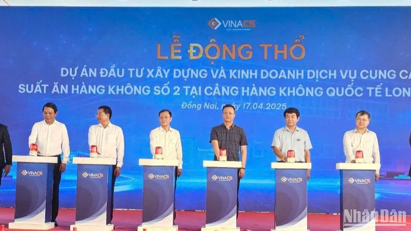Cục Hàng không Việt Nam và Công ty cổ phần Dịch vụ suất ăn hàng không Việt Nam (VINACS) tổ chức động thổ dự án đầu tư xây dựng và kinh doanh dịch vụ cung cấp suất ăn hàng không số 2 tại Cảng hàng không quốc tế Long Thành.