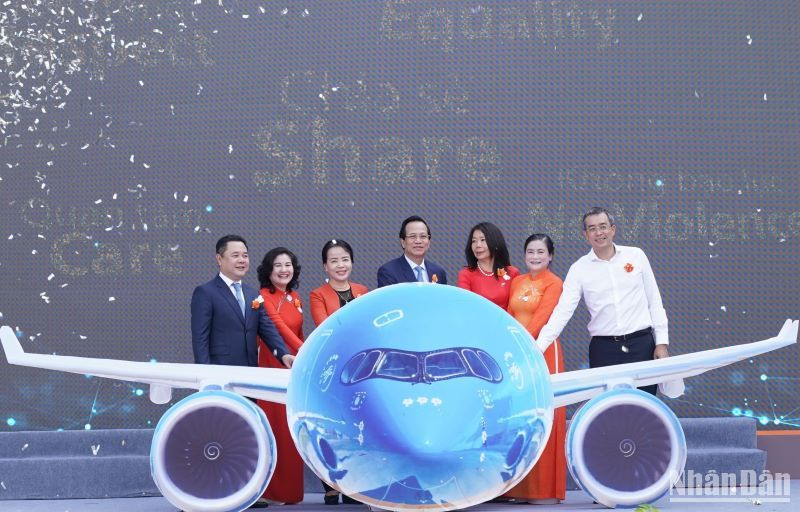 Đại diện các đơn vị thực hiện nghi thức nhấn nút phát động “Tháng hành động vì bình đẳng giới và phòng ngừa, ứng phó với bạo lực trên cơ sở giới năm 2023.