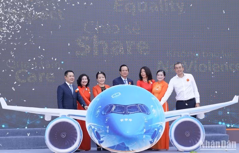 Đại diện các đơn vị thực hiện nghi thức nhấn nút phát động “Tháng hành động vì bình đẳng giới và phòng ngừa, ứng phó với bạo lực trên cơ sở giới năm 2023.