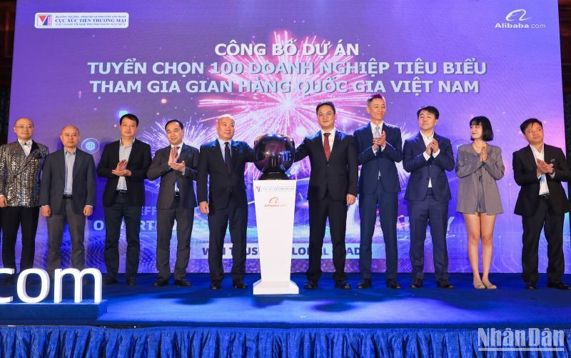 Các đại biểu nhấn nút khởi động chương trình tuyển chọn doanh nghiệp tiêu biểu tham gia Gian hàng quốc gia Việt Nam “Vietnam Pavilion” trên Alibaba.com.