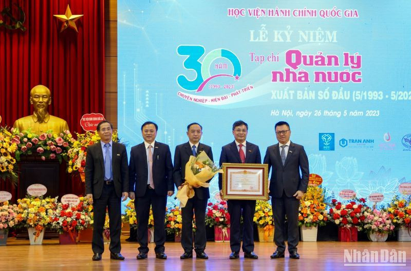 Thừa ủy quyền của Thủ tướng Chính phủ, đồng chí Lê Quốc Minh, Ủy viên Trung ương Đảng, Tổng Biên tập Báo Nhân Dân, Chủ tịch Hội Nhà báo Việt Nam, Phó Trưởng Ban Tuyên giáo Trung ương; đồng chí Triệu Văn Cường, Thứ trưởng Nội vụ đã trao Bằng khen của Thủ tướng Chính phủ cho tập thể Tạp chí Quản lý nhà nước.