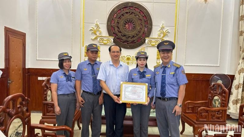 Ông Trần Anh Tuấn, Phó Tổng Giám đốc Tổng công ty Đường sắt Việt Nam trao thưởng “nóng” tập thể tổ tàu SE4.