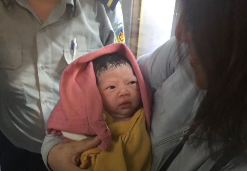 Sản phụ Lê Thị Hồng Hoa, 38 tuổi đã sinh một bé gái "mẹ tròn, con vuông" trên tàu dưới sự hỗ trợ của tổ tàu SE4 và hành khách.