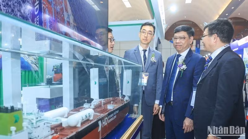 Thứ trưởng Xây dựng Nguyễn Xuân Sang (giữa) tham quan gian hàng trưng bày của một đơn vị đóng tàu tại Triển lãm Vietship 2025.