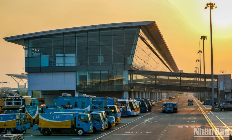 Cảng Hàng không quốc tế Nội Bài là nơi có nền bê-tông hấp thụ nhiệt trên diện rộng cùng với hoạt động nhộn nhịp từ máy bay và các phương tiện phục vụ mặt đất.