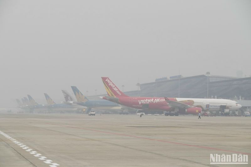 Do sương mù dày đặc, 1 chuyến bay chở hàng KJ511 từ Incheon (Hàn Quốc) về Hà Nội buộc phải chuyển hướng hạ cánh xuống sân bay Đà Nẵng.