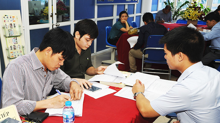 Hỗ trợ tư vấn tìm việc làm cho người lao động. Ảnh: SONG ANH