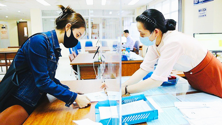 Người dân làm thủ tục tại Văn phòng Công chứng Sài Gòn (quận 1, TP Hồ Chí Minh).