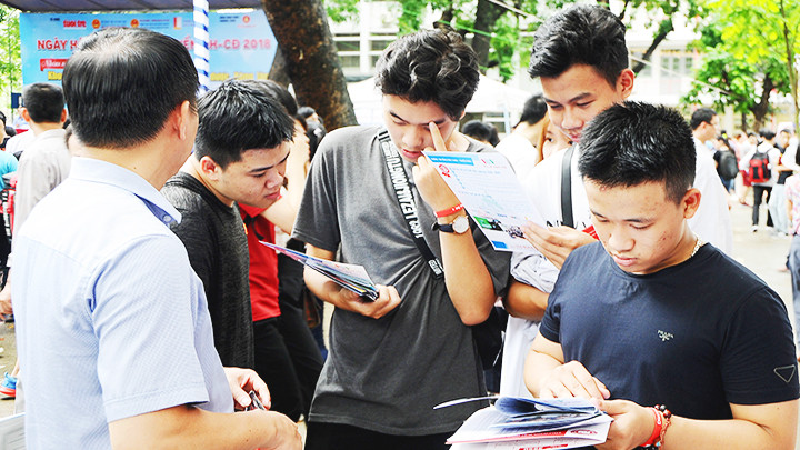 Thí sinh cần lưu ý so sánh kết quả thi của mình với điểm sàn các trường để chọn nguyện vọng phù hợp. Ảnh: HẢI NAM