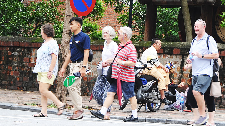 Số lượng khách du lịch quốc tế tăng cao trong thời gian qua. Ảnh: BẮC SƠN