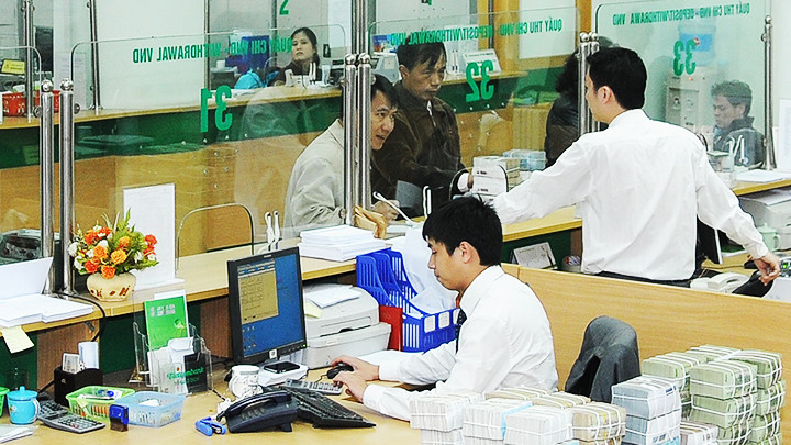 Dự báo lãi suất cho vay sẽ giảm thêm trong thời gian tới. Ảnh: NAM ANH