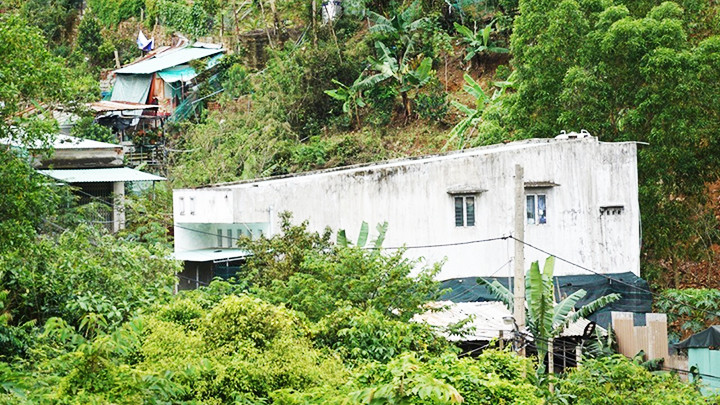 Một số công trình xây dựng, lấn chiếm trái phép nhưng chưa thể xử lý.