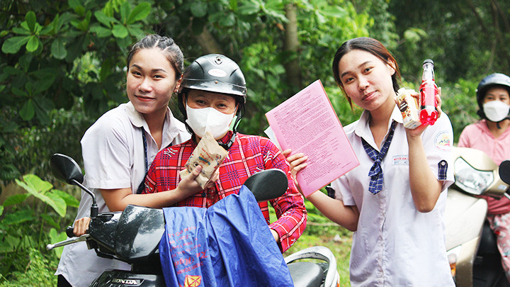 Với nhiều phụ huynh, việc đồng hành cùng con trong học tập là điều đáng quý.