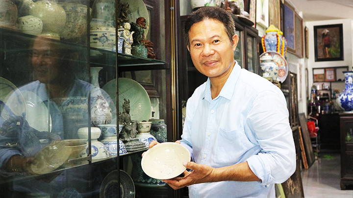 Nhà sưu tập Nguyễn Hữu Hoàng giới thiệu các cổ vật gốm.
