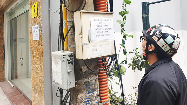 Tìm hiểu thông tin về căn hộ cho thuê. Ảnh: HẢI NGUYỄN